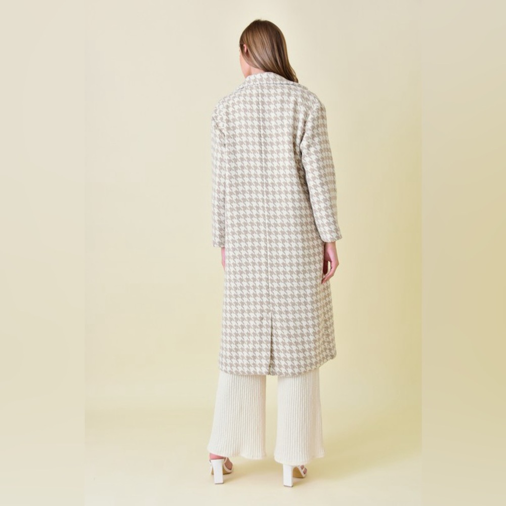 Cream Trench Coat with Classic Lapel and Streamlined Silhouette - Picture 4 of 4